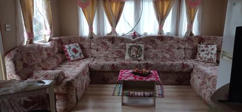 a living room with a couch and a table at Kupai Apartman in Tiszaújváros