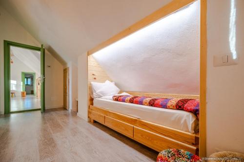 a bedroom with a bed in a room at Dimineți în Cerdac in Piatra Neamţ