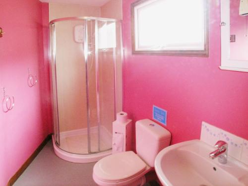 BrundallにあるSummer Timeのバスルーム(シャワー、トイレ、シンク付)