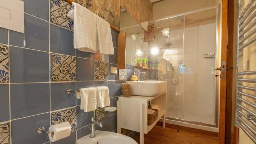 La salle de bains est pourvue de toilettes, d'un lavabo et d'une douche. dans l'établissement Casale Palombieri 12, Emma Villas, à Modica