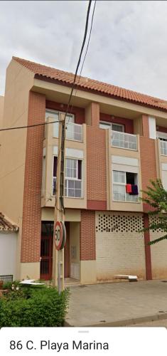 um edifício sem sinal de estacionamento em frente em Precioso apartamento con garaje en Avenida Andalucía 77 playa Mezquitilla em Algarrobo