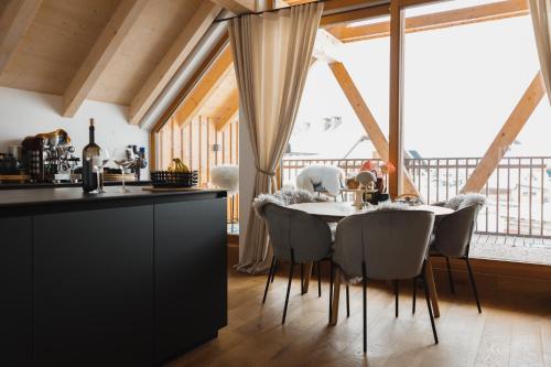 een keuken en eetkamer met een tafel en stoelen bij Sunny Retreat Apartment in Kranjska Gora