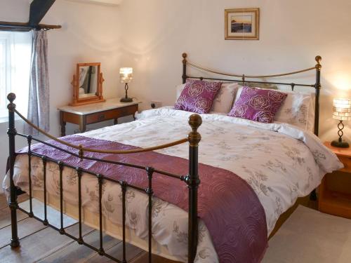 a bedroom with a large bed and a mirror at Purlinney in Treknow