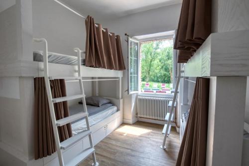 Krevet ili kreveti na sprat u jedinici u okviru objekta Crazy Villa Moulin du Vinet 28 - Heated pool - Basket - 2h Paris - 26p