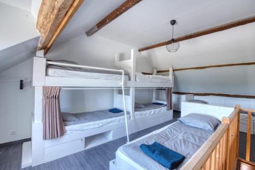 1 dormitorio con 2 literas en una habitación en So Villa Les Houx 45 - Heated pool - Soccer - 2h from Paris - 30 beds en Triguères