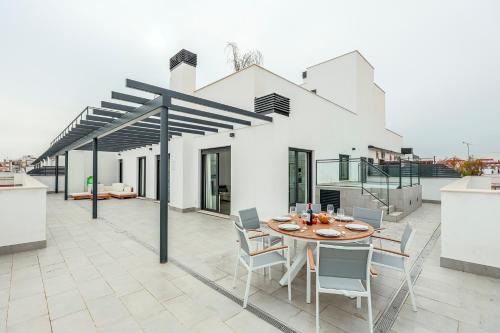 Tejares Sevilla Luxury Penthouse en Triana - gran terraza, piscina & parking privados