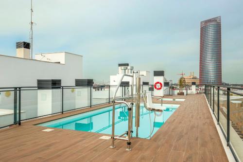 Tejares Sevilla Luxury Penthouse en Triana - gran terraza, piscina & parking privados