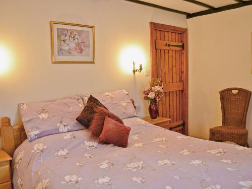 Un pat sau paturi într-o cameră la Fox Cottage