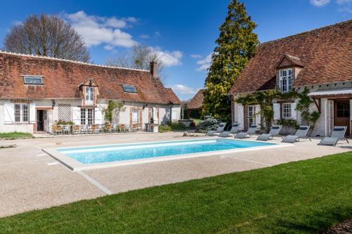 une maison avec une piscine dans la cour dans l'établissement So Villa Bergerie 45 - Heated pool - Soccer - Jacuzzi - 1h30 from Paris - 30 beds, à Saint-Maurice-sur-Aveyron