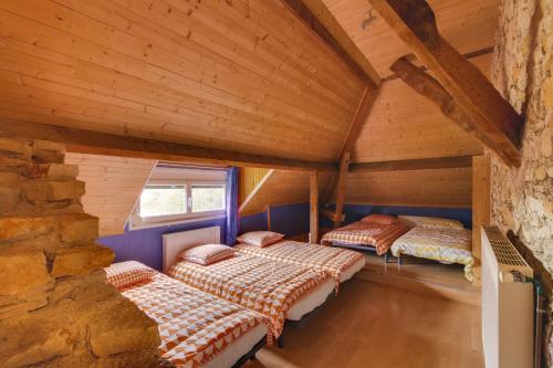 2 letti in una camera con soffitti in legno di Crazy Villa Radar 89 - Heated pool - Multisports field - 2h Paris - 30p a Saint-Cyr-les-Colons
