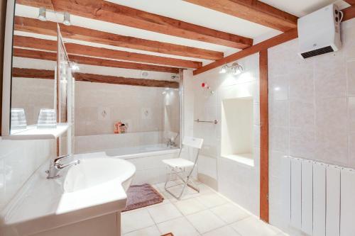 Phòng tắm tại Crazy Villa Luigny 28 - Heated pool - City Stade - 1h20 Paris - 30P