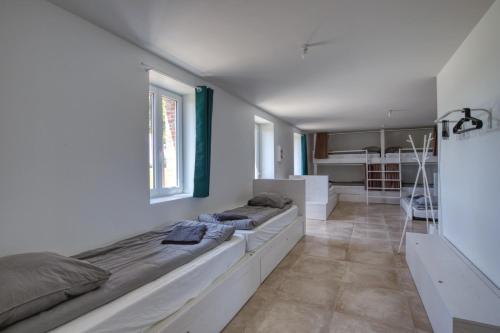 ein Wohnzimmer mit 2 Betten und eine Küche in der Unterkunft Crazy Villa Gilliere 61 - Heated pool - Basket - 2h Paris - 30p in Montchevrel