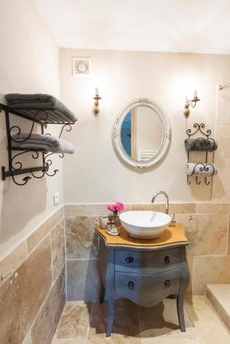 une salle de bain avec un lavabo et un miroir dans l'établissement Le Mas Silvestre, à Saint-Saturnin-lès-Apt