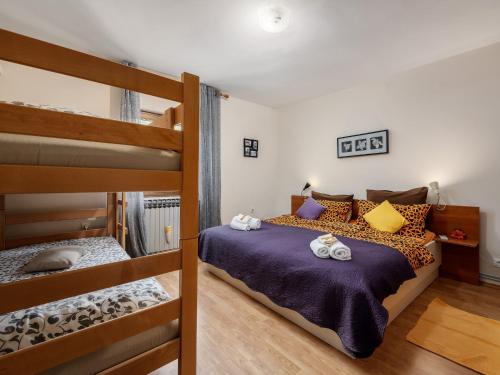 1 Schlafzimmer mit 2 Etagenbetten und Handtüchern in der Unterkunft Casa Astrid in Poreč