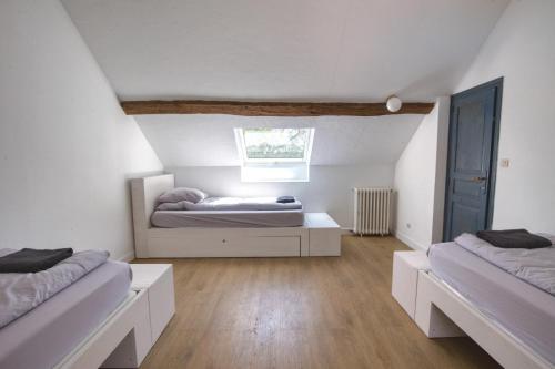 - une chambre avec 2 lits et une fenêtre dans l'établissement Crazy Villa Le Petit Belair 18 - Heated pool - Foot - 2h Paris - 30p, à Aubigny-sur-Nère