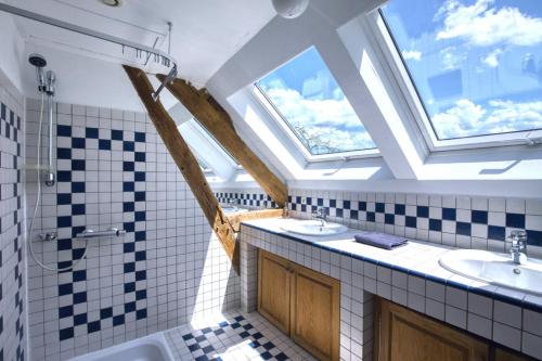 La salle de bains est pourvue de 2 lavabos et de 2 fenêtres. dans l'établissement Crazy Villa Le Petit Belair 18 - Heated pool - Foot - 2h Paris - 30p, à Aubigny-sur-Nère