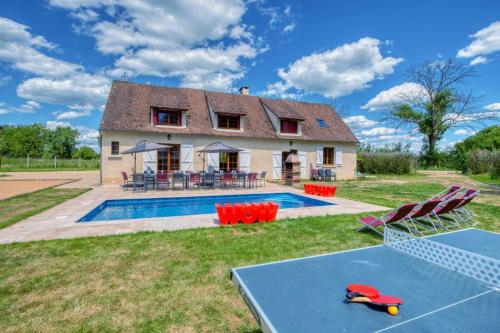 une villa avec une piscine et une maison dans l'établissement Crazy Villa Gaudiniere 89 - Heated pool - Multisport - 2h Paris - 30p, à Champcevrais