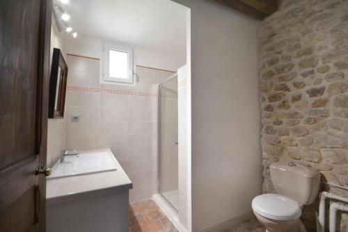 a bathroom with a toilet and a sink and a shower at Charmante maison en Camargue avec piscine partagée in Saintes-Maries-de-la-Mer