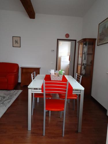 a red and white table and chairs in a room at Domus Flavia in Mantova