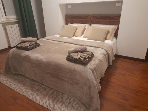 a large bed with two towels on top of it at Domus Flavia in Mantova