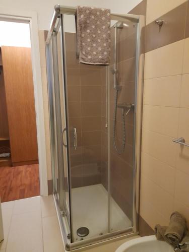 um chuveiro com uma porta de vidro na casa de banho em Domus Flavia em Mântua