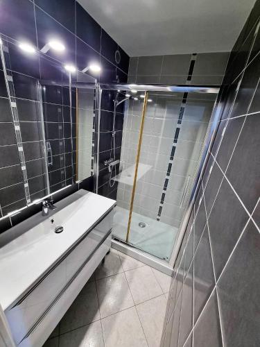 une salle de bain avec une douche, un lavabo et une baignoire dans l'établissement Studio Village Naturiste Pepperoni, au Cap d'Agde