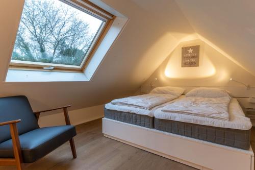ein kleines Schlafzimmer mit einem Bett und einem Fenster in der Unterkunft Anneliese in Böhl