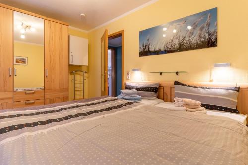 duża sypialnia z dużym łóżkiem w pokoju w obiekcie Haus-Deichsfenne-App-2-Suenneck-EG w mieście Sankt Peter-Ording