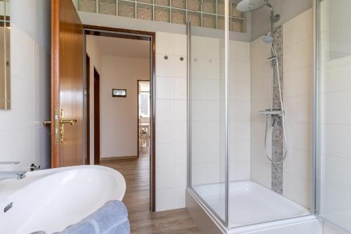 Das Bad ist mit einer Badewanne und einer Glasdusche ausgestattet. in der Unterkunft Haus Südergeest - Appartement Marie in Tating