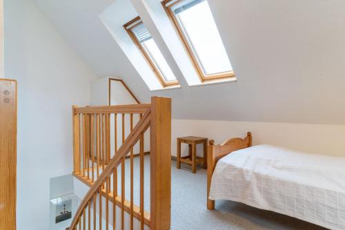 um quarto com uma cama e uma clarabóia em Haus-Deichsfenne-App-4-OG em Sankt Peter-Ording