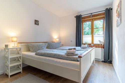 1 dormitorio con cama y ventana en Vogelkoje, en Vollerwiek