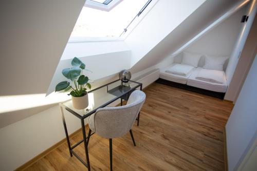 Habitación con mesa de cristal y silla en JAMA - Bright&Shiny, Balkon, Freies Parken, Zentral, Nähe Bahnhof, WLAN #2, en Würzburg