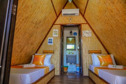 ein Zimmer mit 2 Betten in einem kleinen Zimmer in der Unterkunft Rock Island Eres Bella in Buenavista