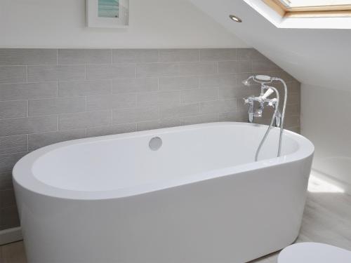 a white bath tub in a bathroom at Abbeydale Town House in Whitby