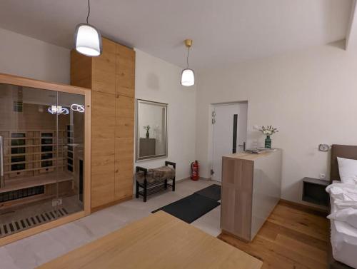 ein Wohnzimmer mit einem Sofa und einem Tisch in der Unterkunft Luxurious & lovely vacation home in Prüfingberg