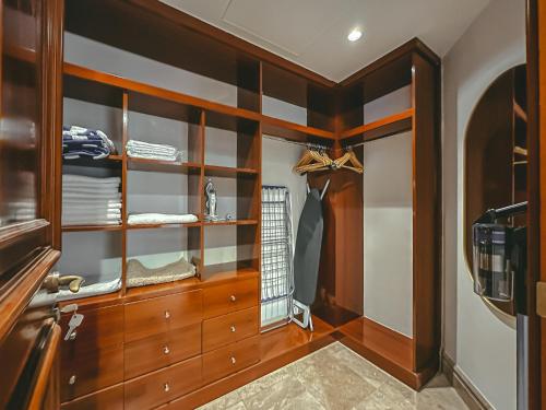 garderoba z drewnianymi szafkami i półkami w obiekcie Luton Vacation Homes - Luxury & Spacious 1BR North Residence Fairmont , Palm Jumeirah - 90AB3 w Dubaju