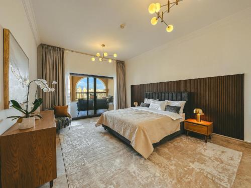 sypialnia z łóżkiem, biurkiem i krzesłem w obiekcie Luton Vacation Homes - Luxury & Spacious 1BR North Residence Fairmont , Palm Jumeirah - 90AB3 w Dubaju