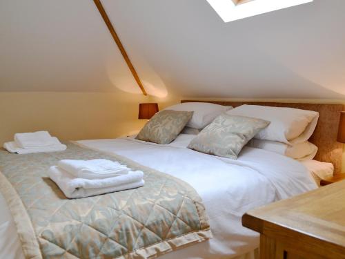 LampheyにあるShepherds Lodgeのベッドルーム1室(白いベッド1台、タオル付)