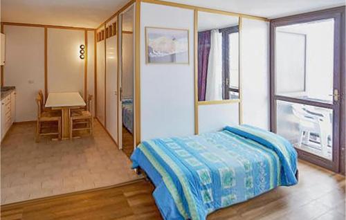 um quarto com uma cama, uma mesa e uma janela em Lovely Apartment In Vason With Kitchen em Vason