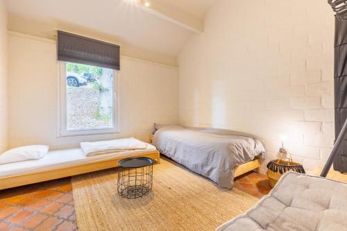 1 dormitorio con cama, sofá y ventana en Envie de vous évader dans la vallée de la Meuse?, en Hastière-par-delà