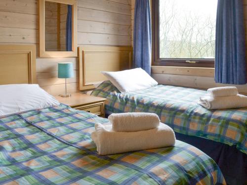 WoolfardisworthyにあるValley Lodgeのベッドルーム1室(ベッド2台、窓付)