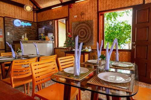 - une salle à manger avec une table et des chaises dans l'établissement Rock Island Eres Bella, 