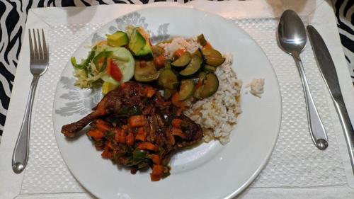 un plato de comida con arroz y carne y hortalizas en Usambara Green Forest, en Lushoto