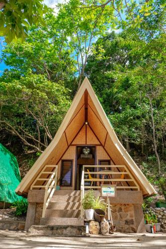 a small house with a triangular roof and stairs at Rock Island Eres Bella in Buenavista