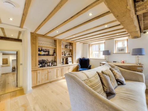 ein Wohnzimmer mit einem Sofa und einer Bar in der Unterkunft Tom Cottage in Wing