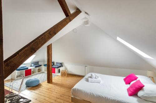 Schlafzimmer im Dachgeschoss mit 2 Betten und Holzböden in der Unterkunft Le Routhouan - Idéalement situé à Saint-Malo in Saint-Malo
