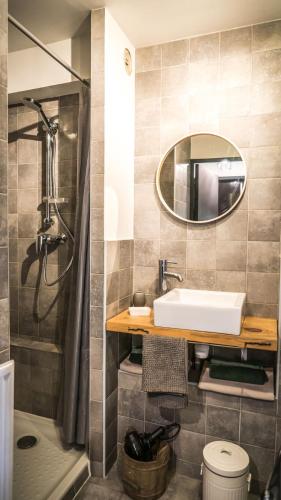 une salle de bain avec un lavabo et un miroir dans l'établissement Studio Cosy à la montagne, à Bourg-Saint-Maurice