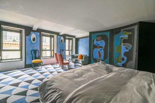 une chambre avec un lit avec un tableau sur le mur dans l'établissement Exceptional suite in saint Germain des Près (Montana4), à Paris