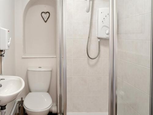een badkamer met een douche, een toilet en een wastafel bij St Martins Square Apartment 2 in Scarborough