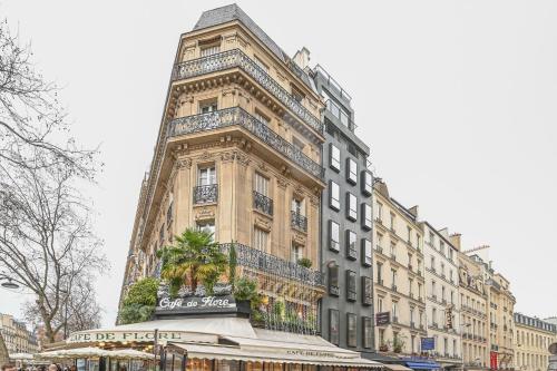 un grand bâtiment avec une tour d'horloge en haut dans l'établissement Exceptional suite in saint Germain des Près (Montana4), à Paris